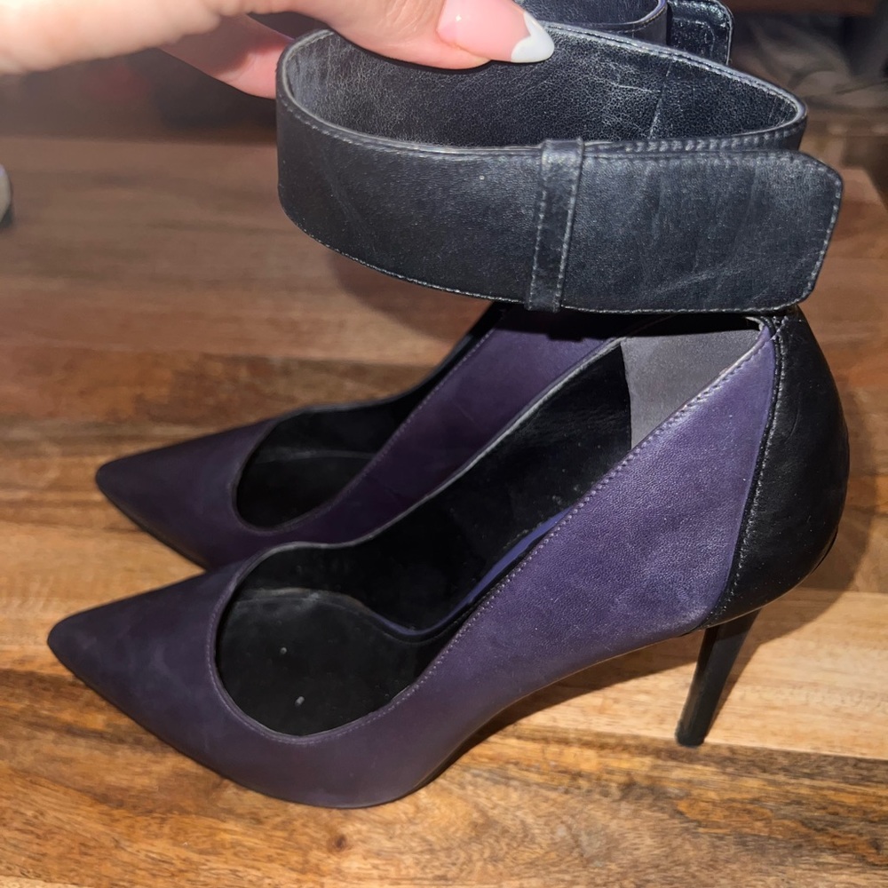 Enzo Angiolini Pumps in Eggplant/Black